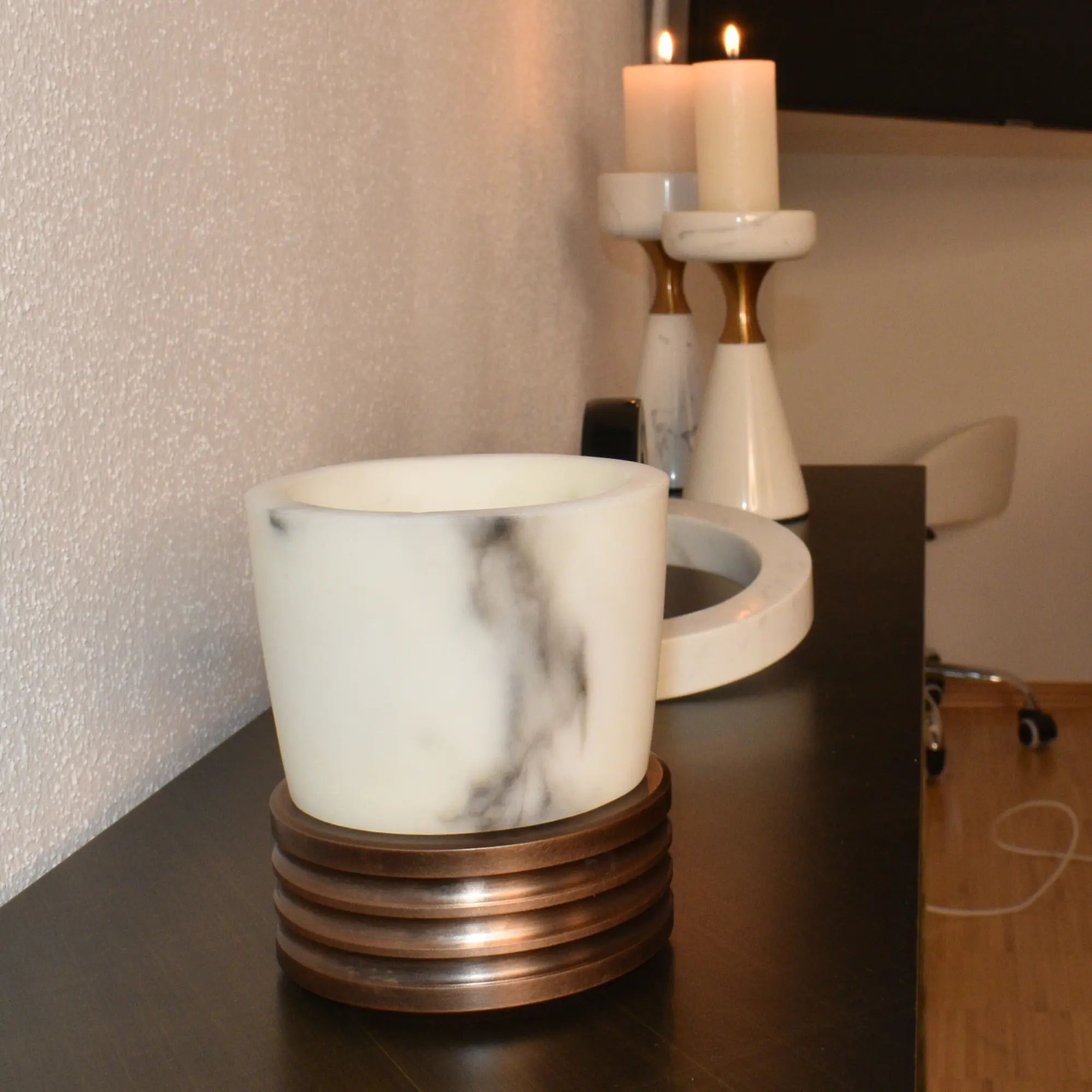 Kerzenständer - Marmoroptik mit Fuß - Kerzenhalter für breite Kerzen Klafy aufgestellt im Interieur