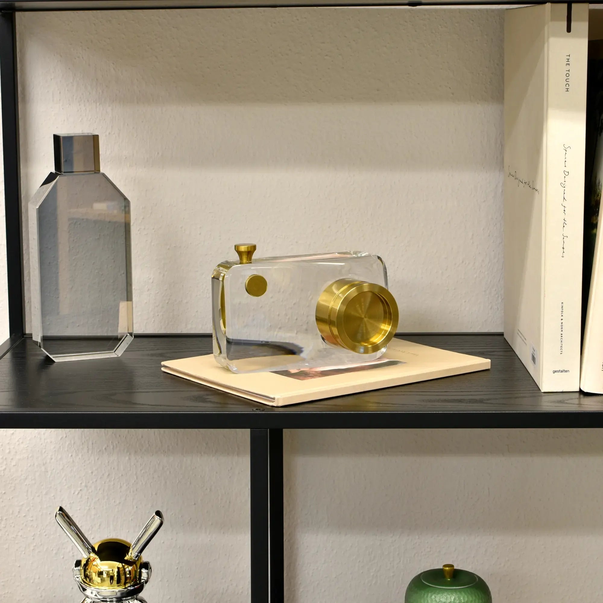 Dekoobjekt - Kristalline Objekt-Skulptur Optica Aurea aufgestellt im Interieur