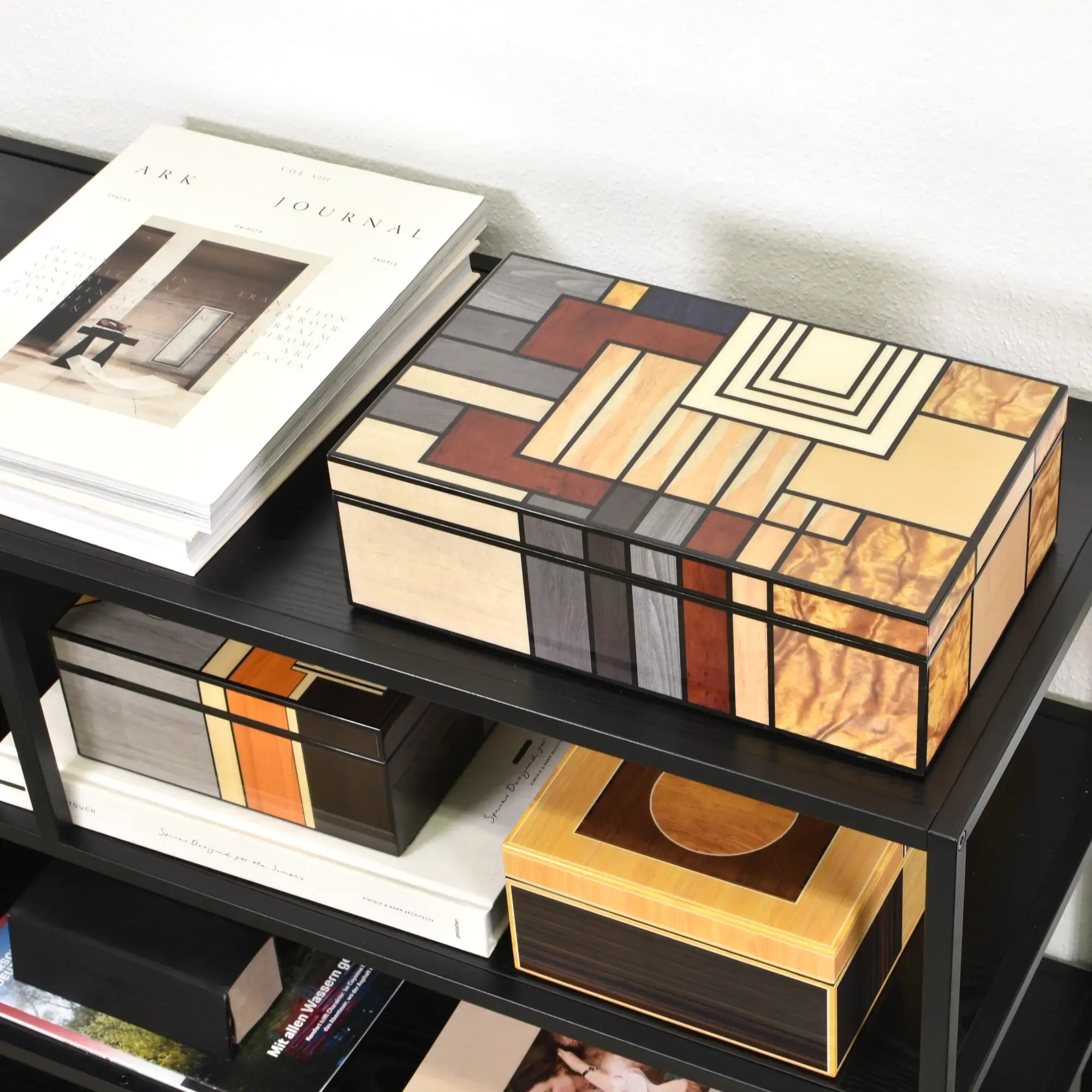 Schmuckbox - Edle Aufbewahrungsbox Intarsien – Art-Deco Schmuckdose – Coffee-Table-Box Mosa aufgestellt im Interieur