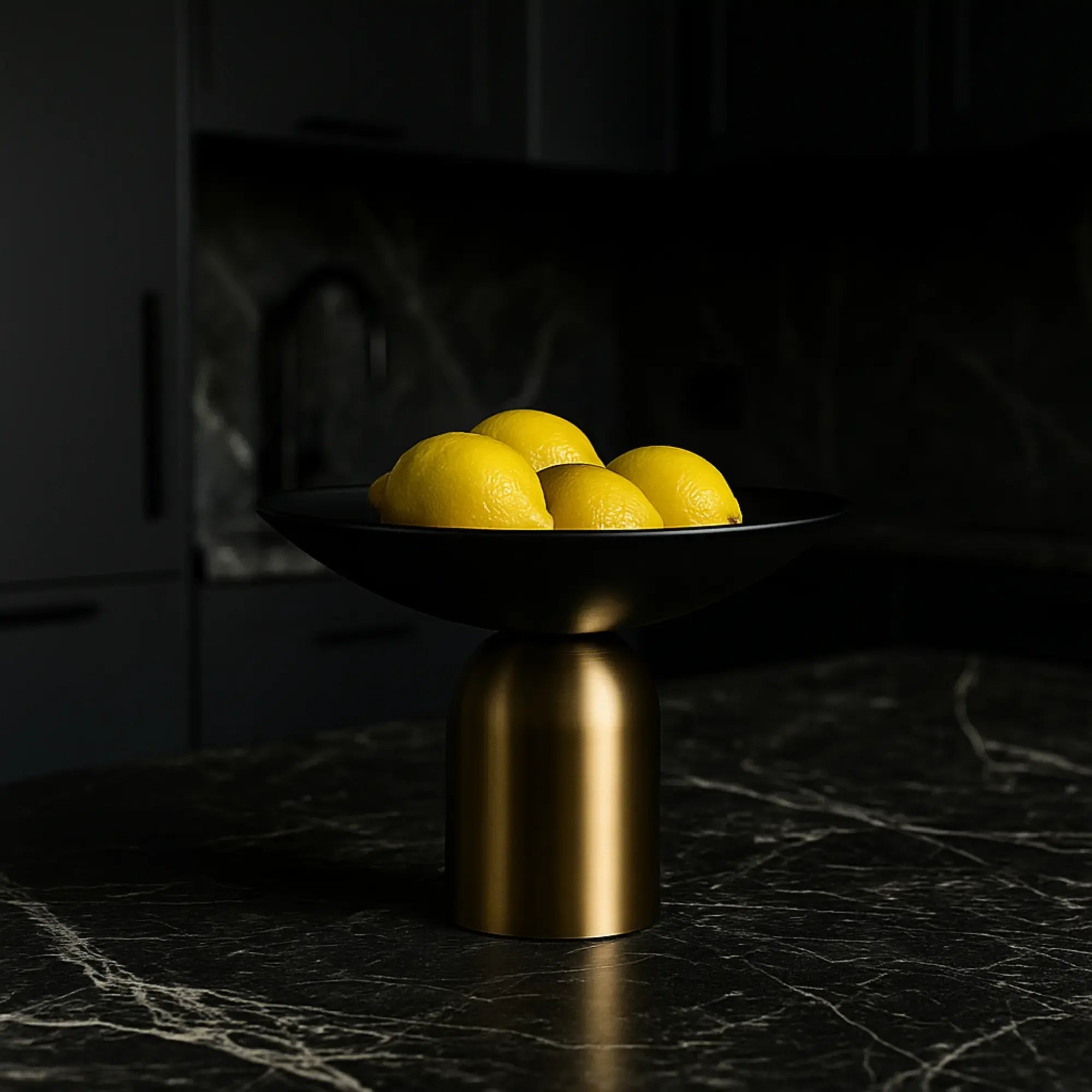 Runde-Schale - auf Goldfuß - Edle Obstschale Metallschale Ares aufgestellt im Interieur