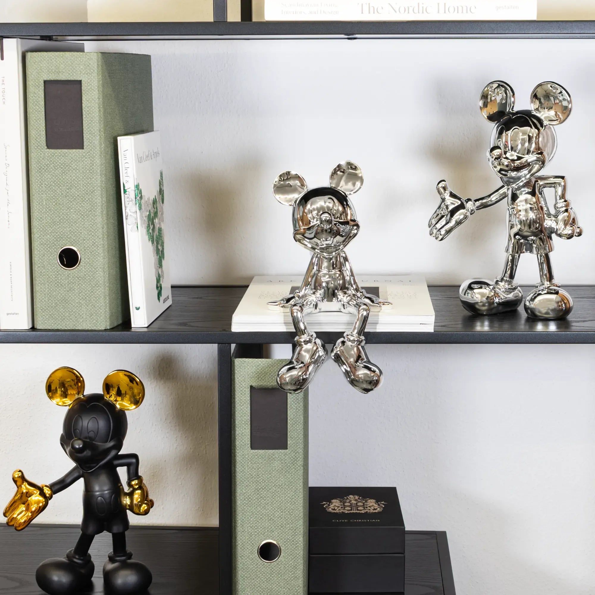 Zeichentrickfigur - Silbener glänzender Micky Maus Sammlerstück - wel.Mickey Mouse aufgestellt im Interieur