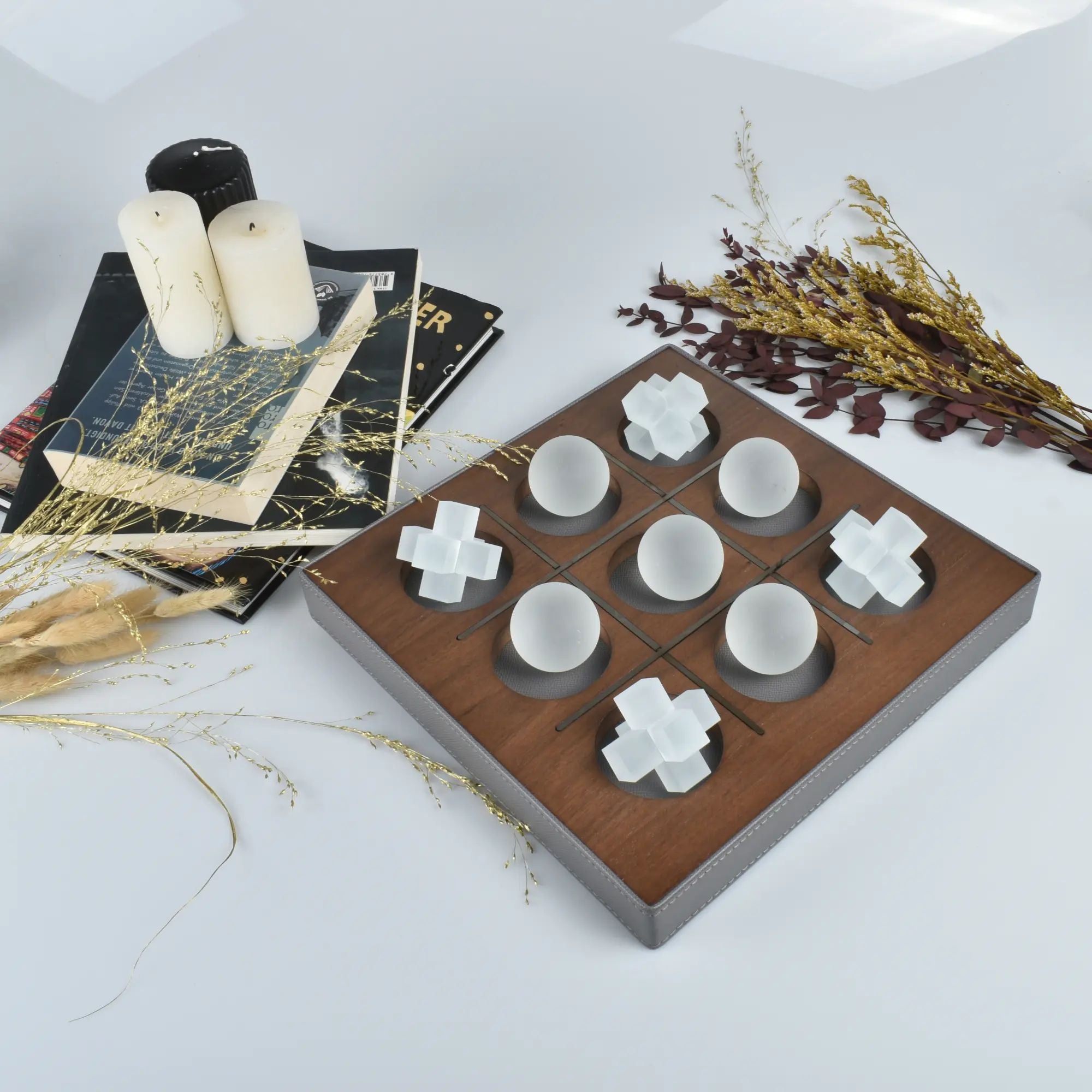 Tischspiel - Tic-Tac-Toe-Spiel - Glasfiguren Drei-Gewinnt-Set Brettspiel Aurora Luxe aufgestellt im Interieur