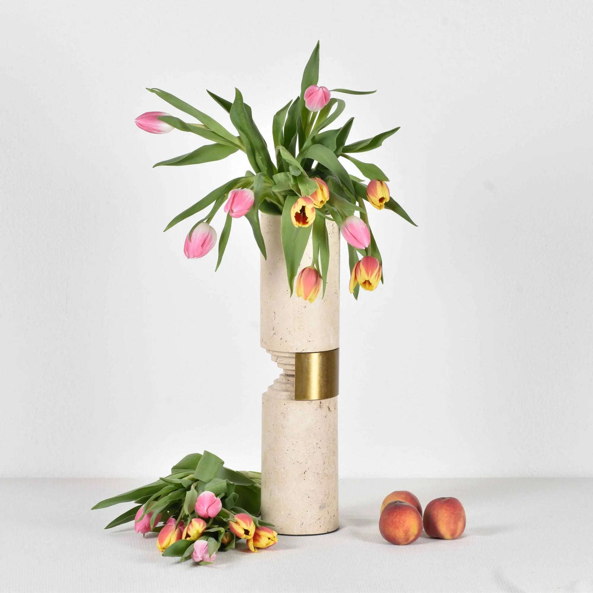Dekovase - mit Goldakzenten - Große Natursteinvase Travertin Designvase Argos aufgestellt im Interieur