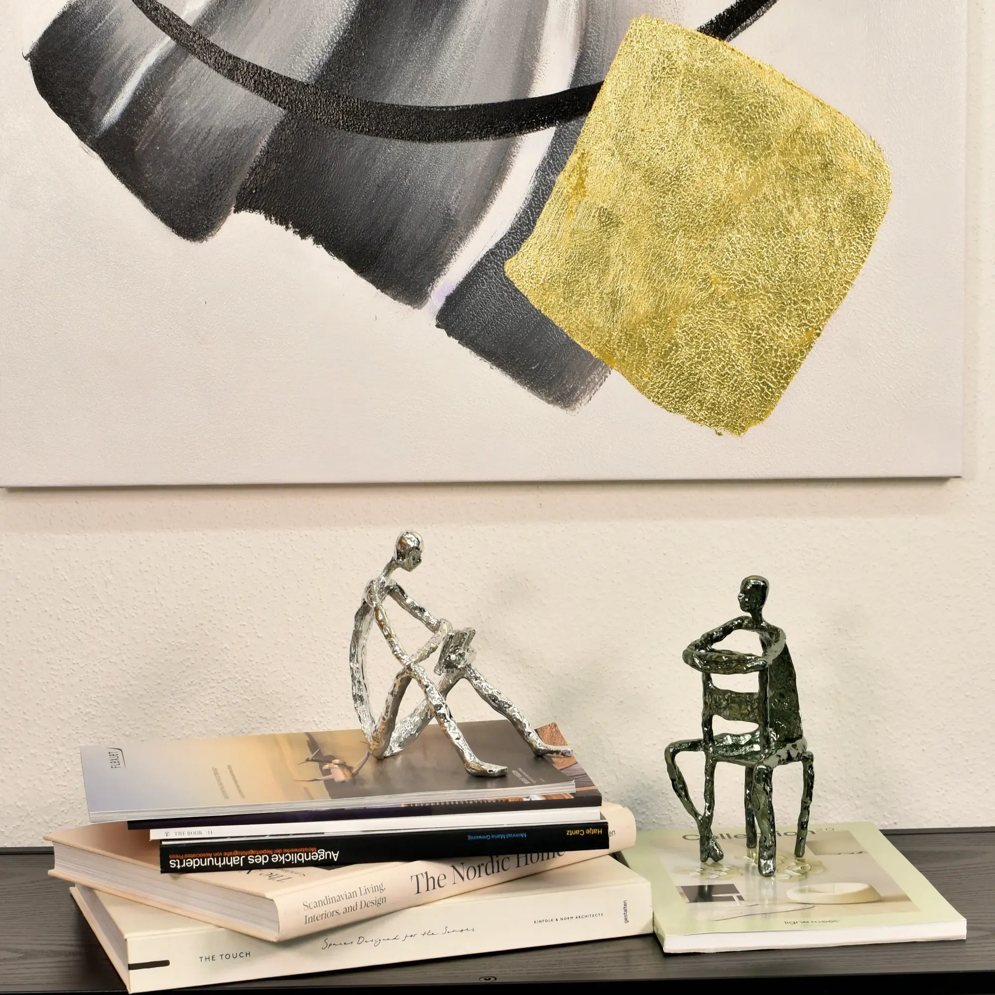 Denkerfigur - Abstrakte Skulptur filigrane Sitzfigur Cogito Nova aufgestellt im Interieur