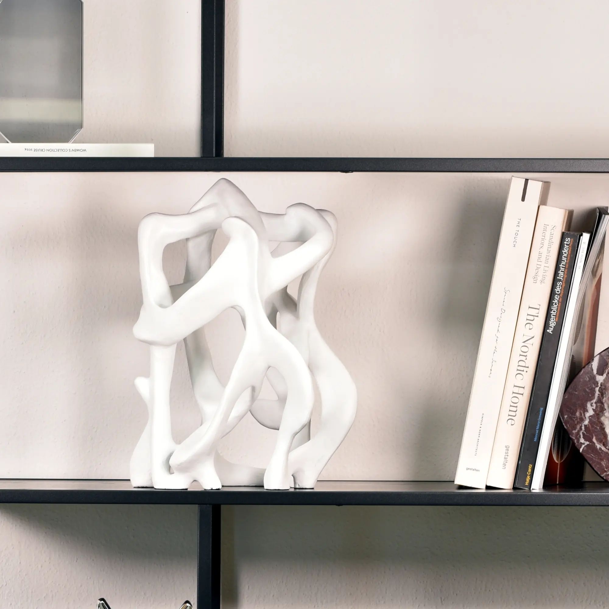 Dekoobjekt - Strukturiert - Designer Skulptur Freundschaft aufgestellt im Interieur