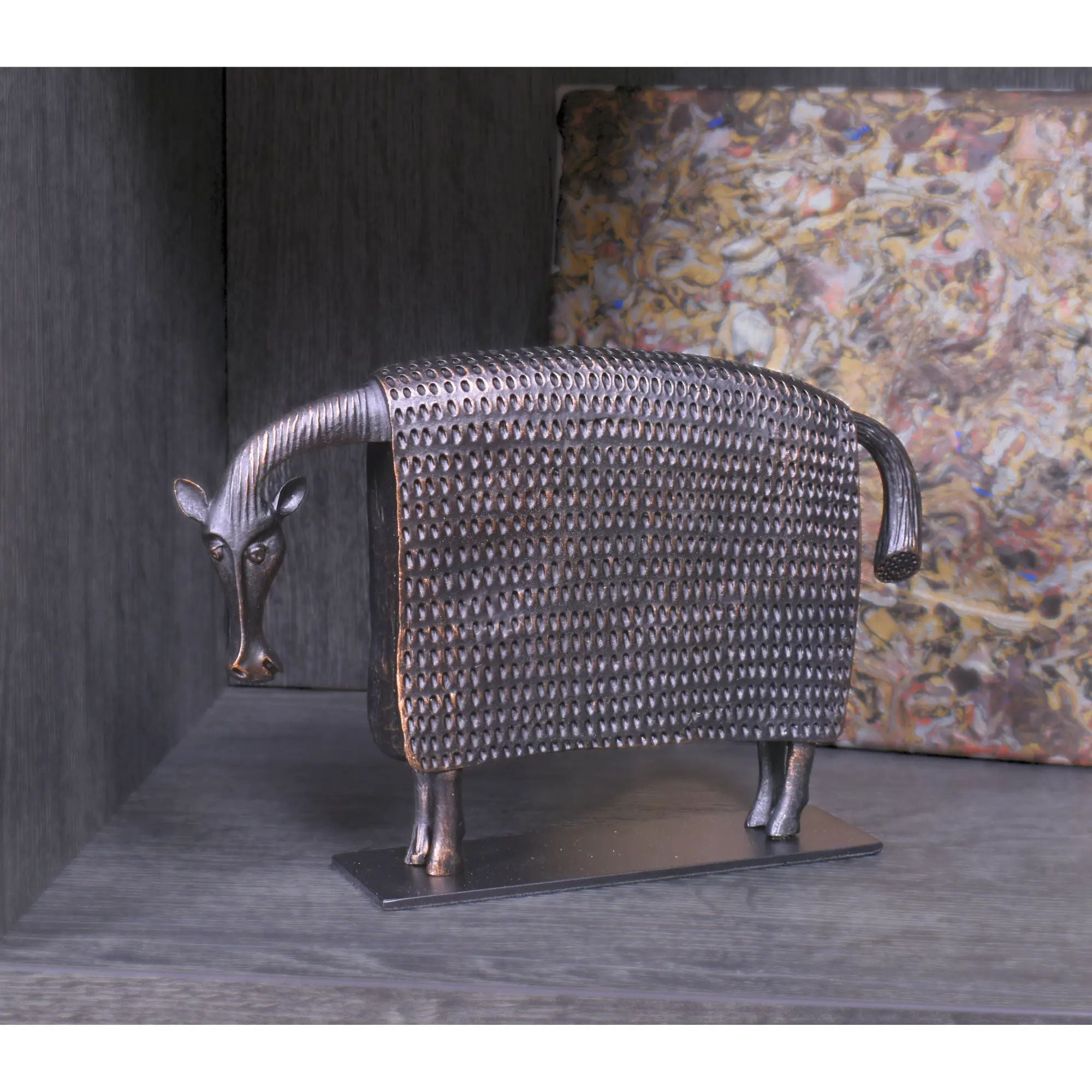 Tierfigur - gusseisenoptik - Metallskulptur Kuh Abstraktes Deko-Objekt Mucca aufgestellt im Interieur