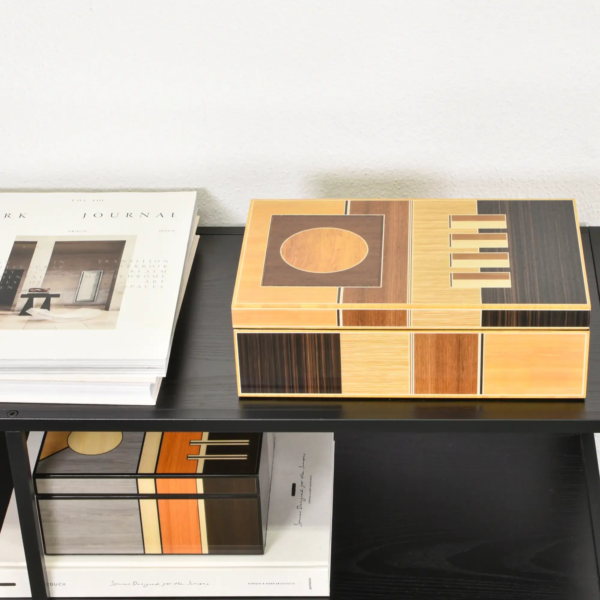 Schmuckbox - Edle Aufbewahrungsbox – Intarsien Klavierlack Schmuckdose – Art-Déco Wohnzimmerablage Aurea aufgestellt im Interieur