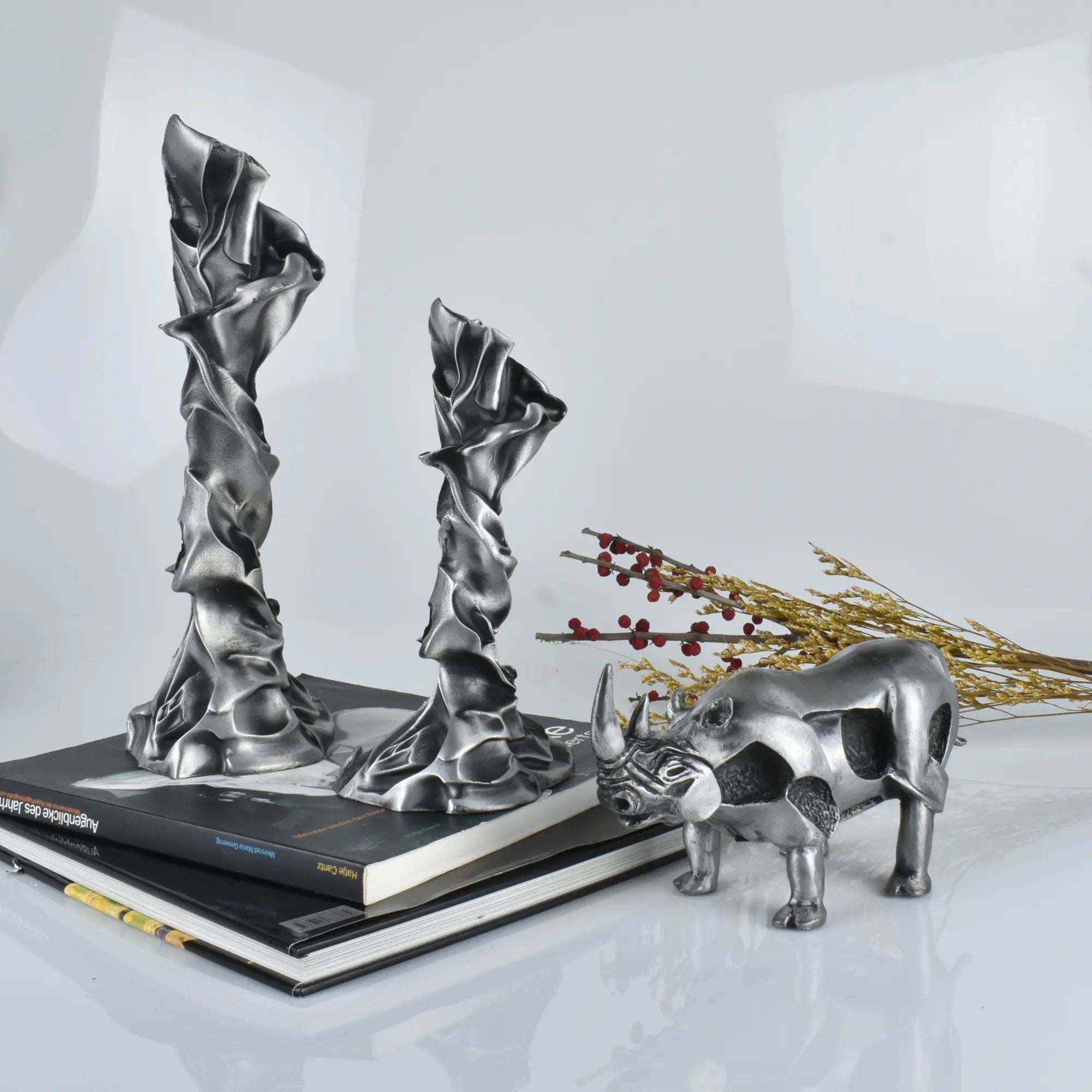 Tierfigur - Nashorn - Edle Deko-Skulptur Design Deko-objekt Brass Guardian aufgestellt im Interieur