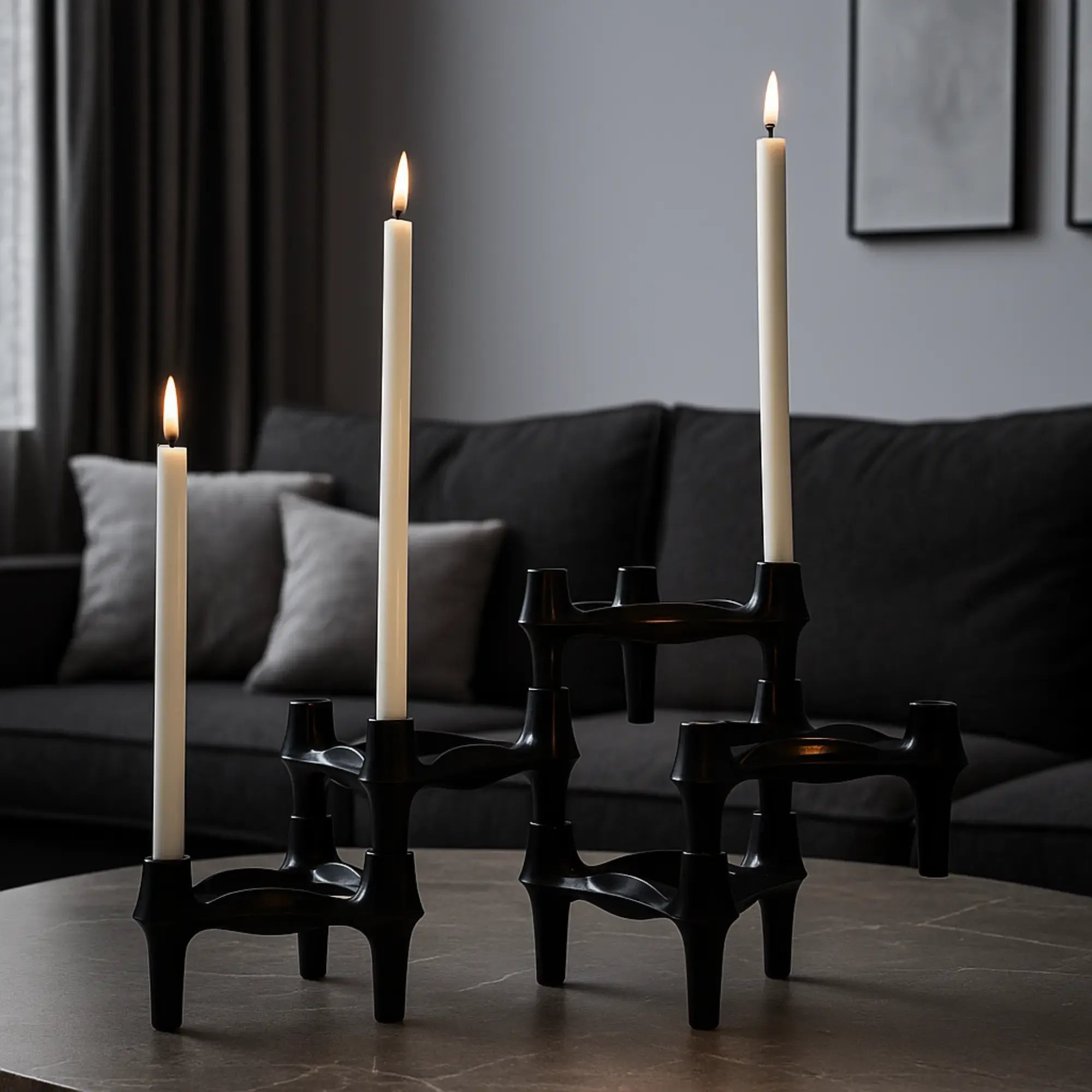 Kerzenständer - Modularer Kerzenhalter aus verchromtem Metallguss – Skulpturales Dreifach-Design Trinitas aufgestellt im Interieur