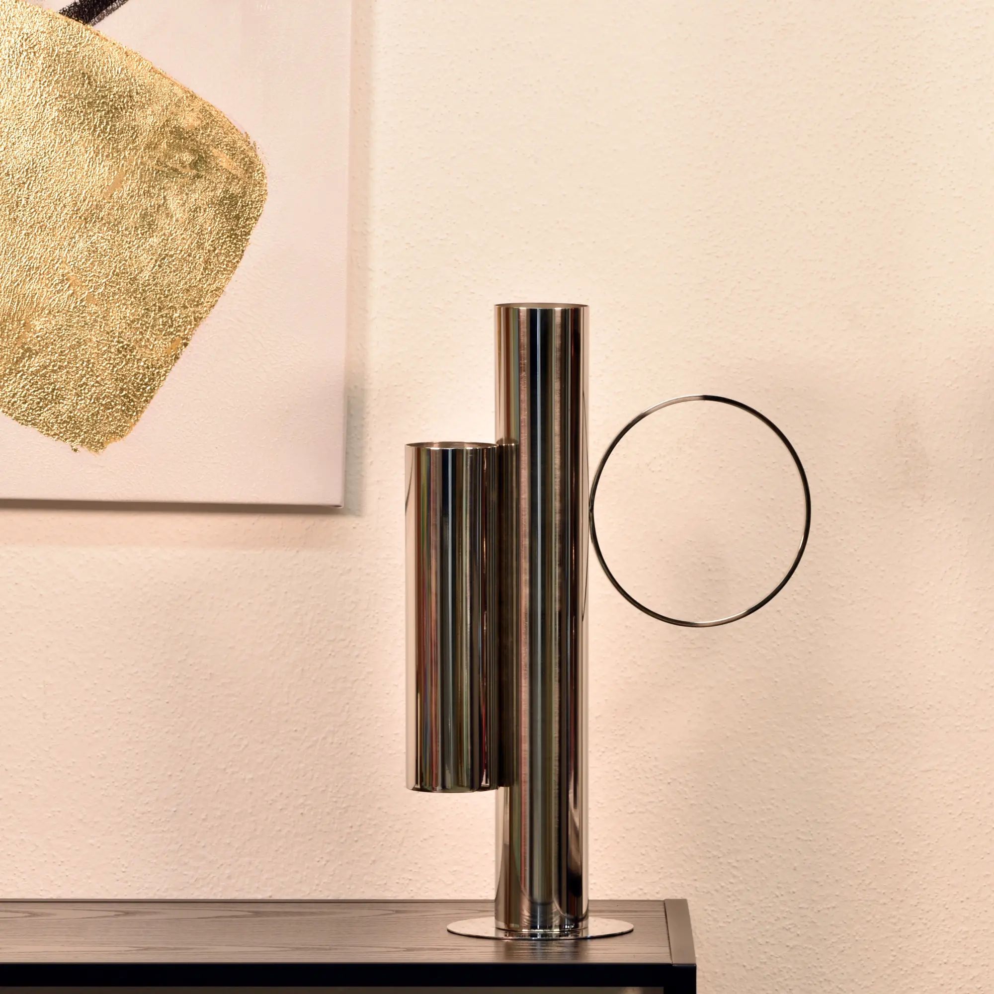 Edelstahlvase - Moderne Dekovase in skulpturaler Form - Architektonische Standvase Gemini Anello aufgestellt im Interieur