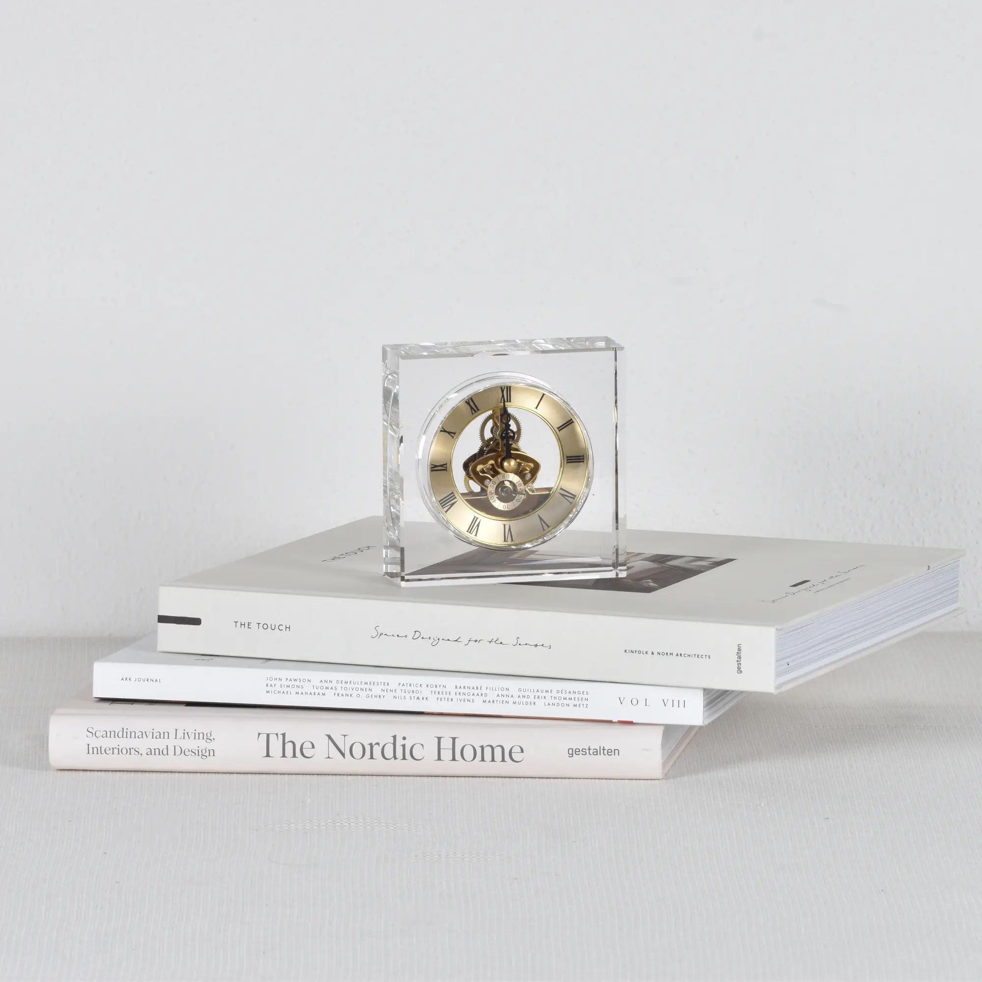 Deko-Tischuhr - klassisch - Standuhr transparent Kristalluhr Nobilis aufgestellt im Interieur