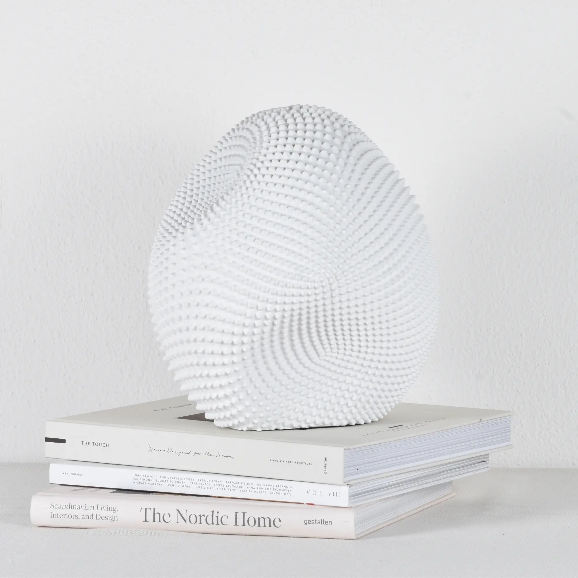 Dekokugel - mit 3D Optik - Deko-Objekt Kugel mit Noppen DeforMada aufgestellt im Interieur
