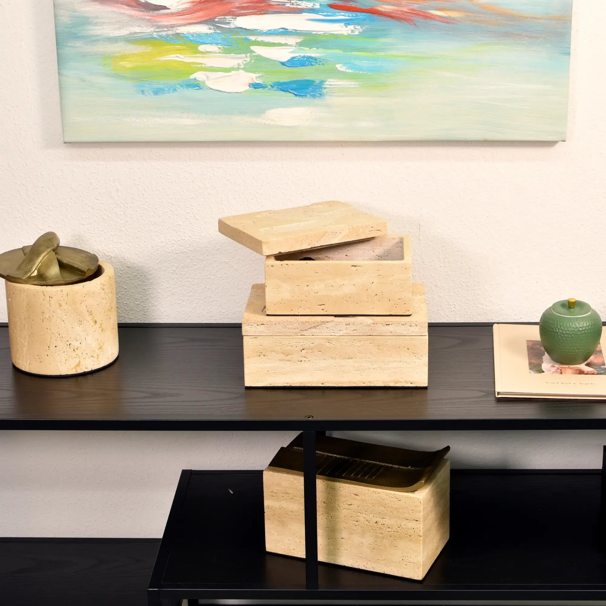 Aufbewahrungsbox - Schmuckdose aus Naturstein - Minimalistische Steinbox Boîte Travertin Épure aufgestellt im Interieur