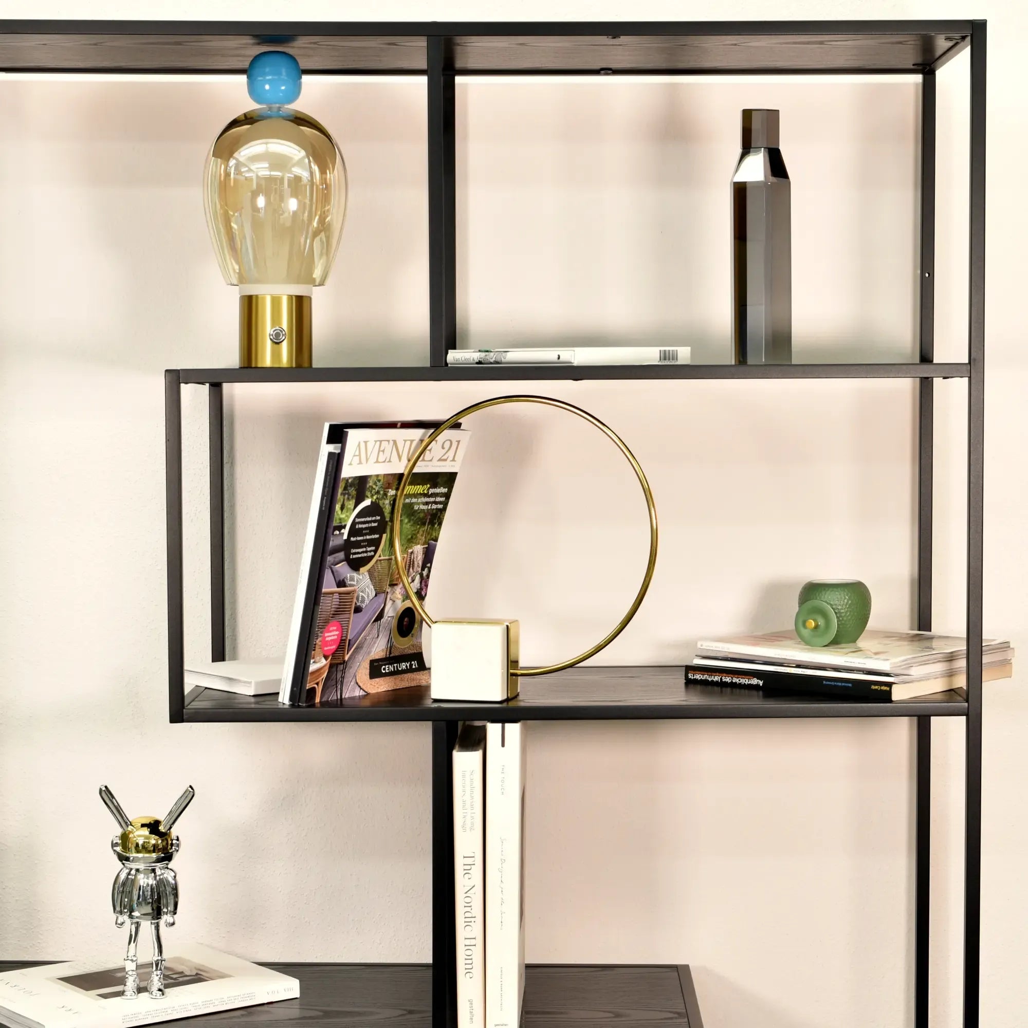 Dekoobjekt - rund mit Goldakzent - Designer Dekoration Marmor Ringhalter Eclipse Halo aufgestellt im Interieur