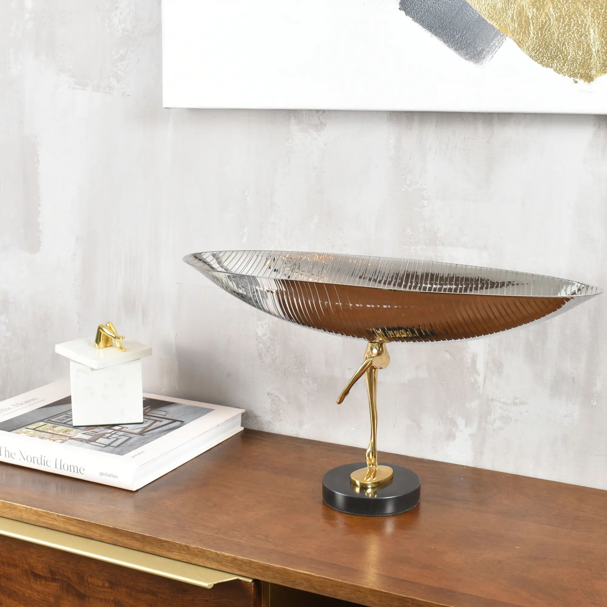 Aluminiumschale - auf Goldfuß - Designer - Dekoschale auf Damenbeinen Eterna Grace aufgestellt im Interieur