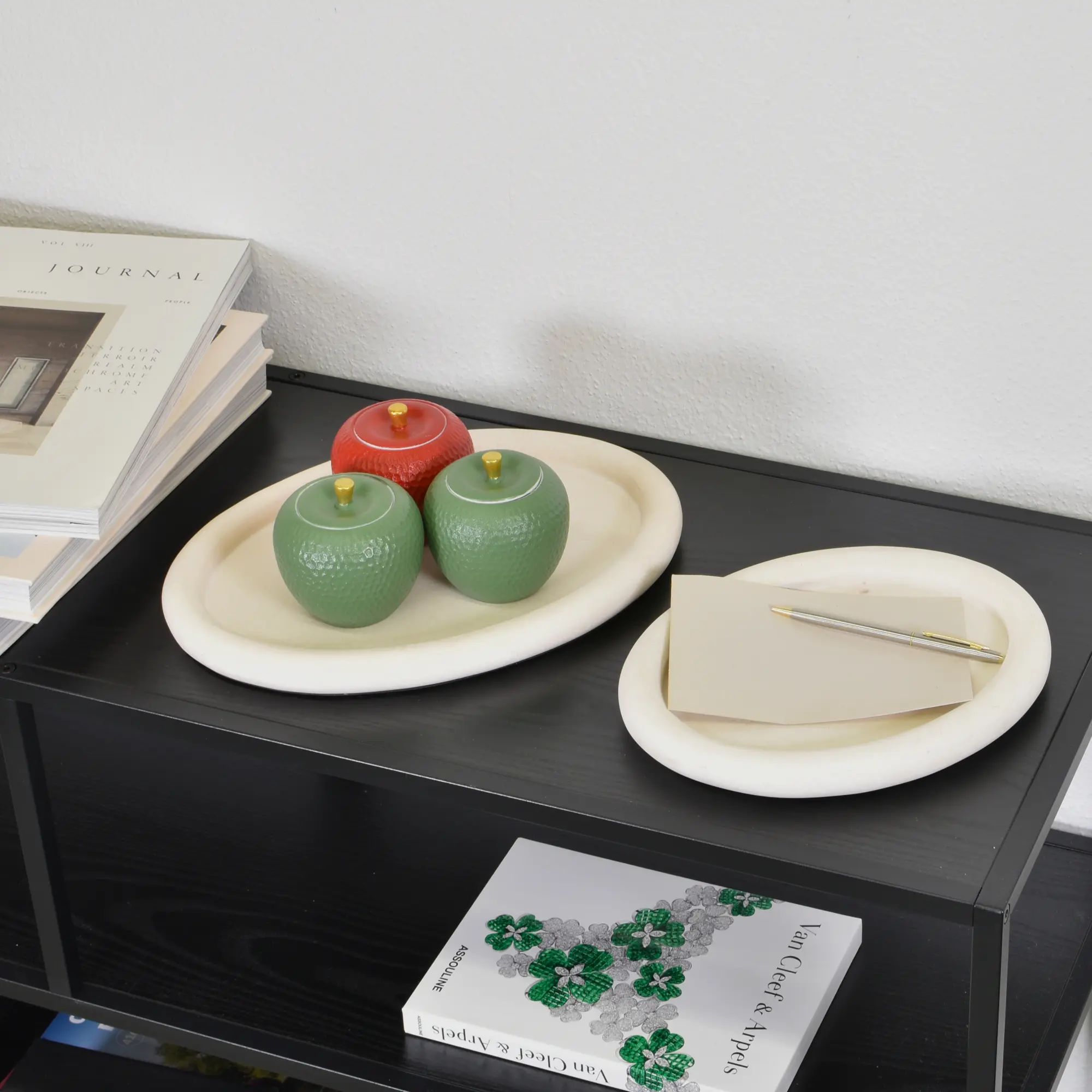 Tablett - Serviertablett Puristisch – Dekoteller im Doppel-Set – Ablage-Schale Alba Duo aufgestellt im Interieur