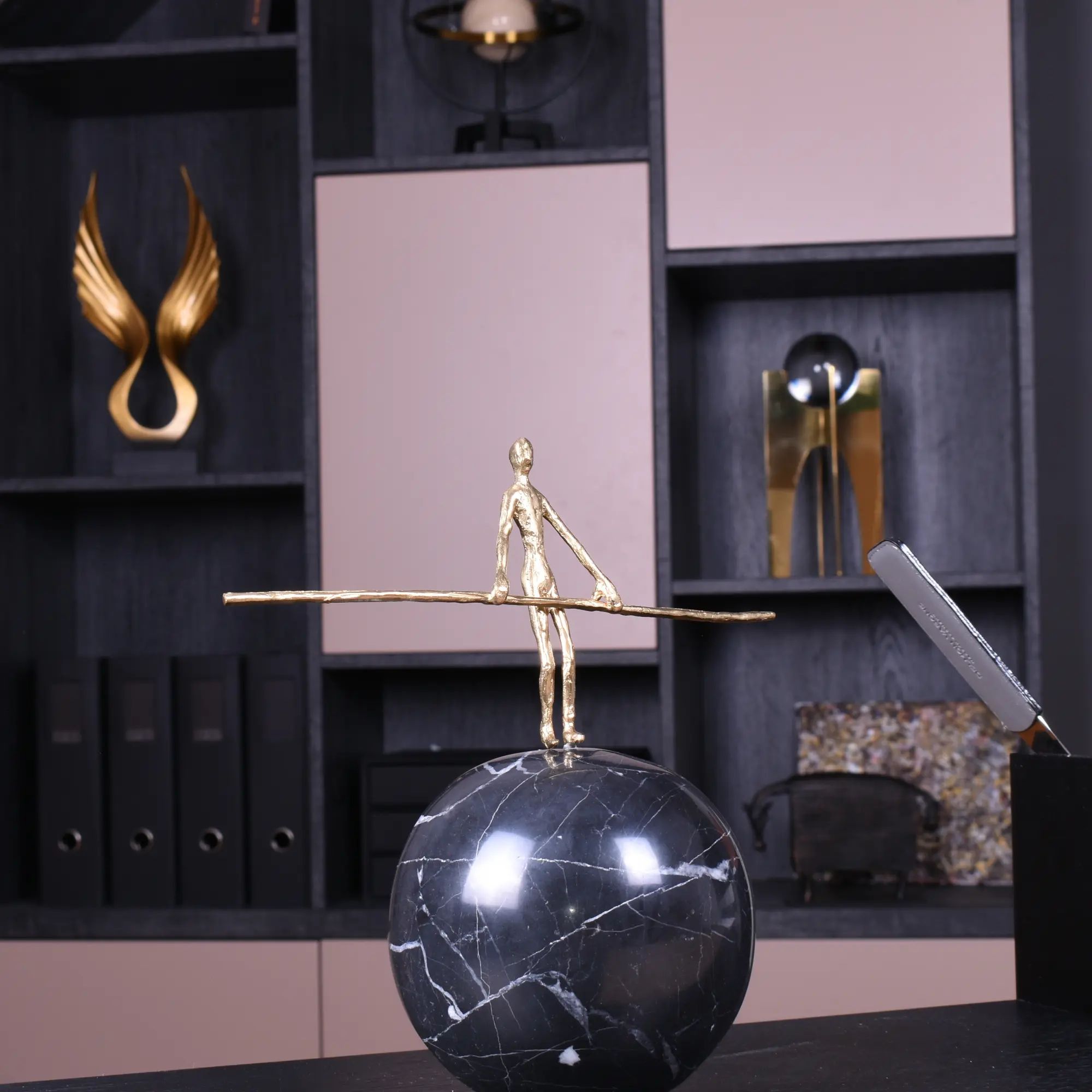 Dekofigur - Gold auf Marmorkugel - Seiltänzer Skulptur Deko-Objekt Seilgänger aufgestellt im Interieur