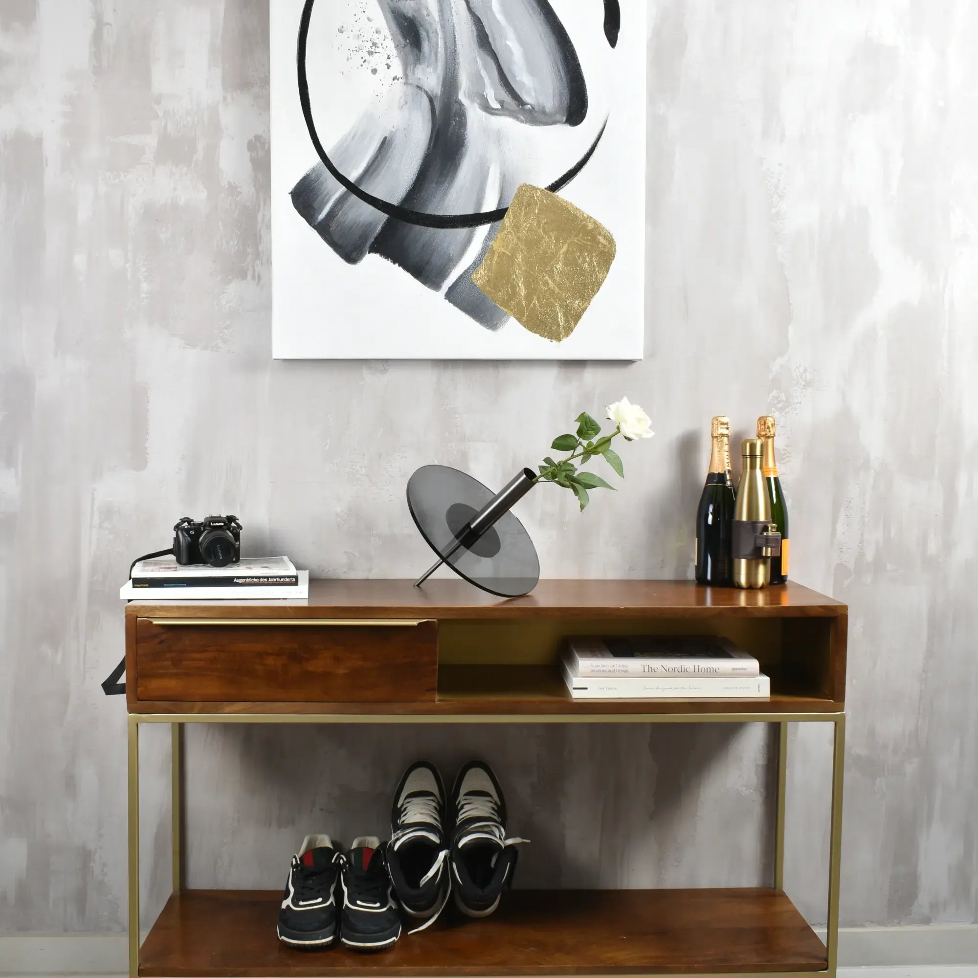 Dekovase - Moderne Design Vase mit Metallständer - Kreiselvaso Giro aufgestellt im Interieur