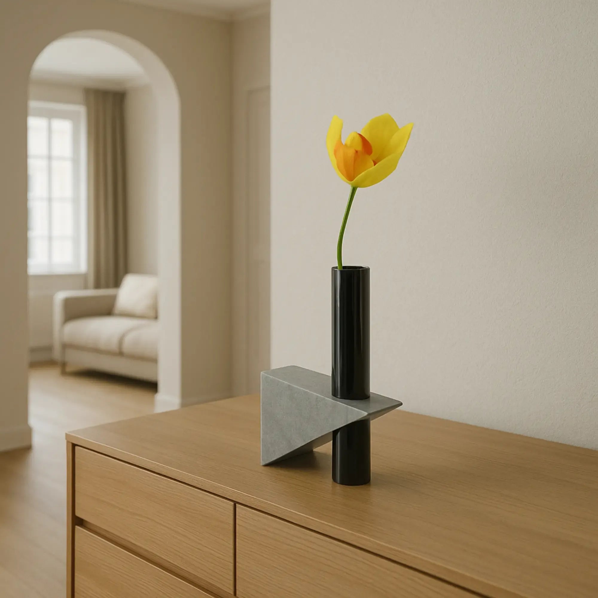 Tischvase - mit Marmorfuß - Designer Edelstahlvase moderne Marmorvase Zenith aufgestellt im Interieur