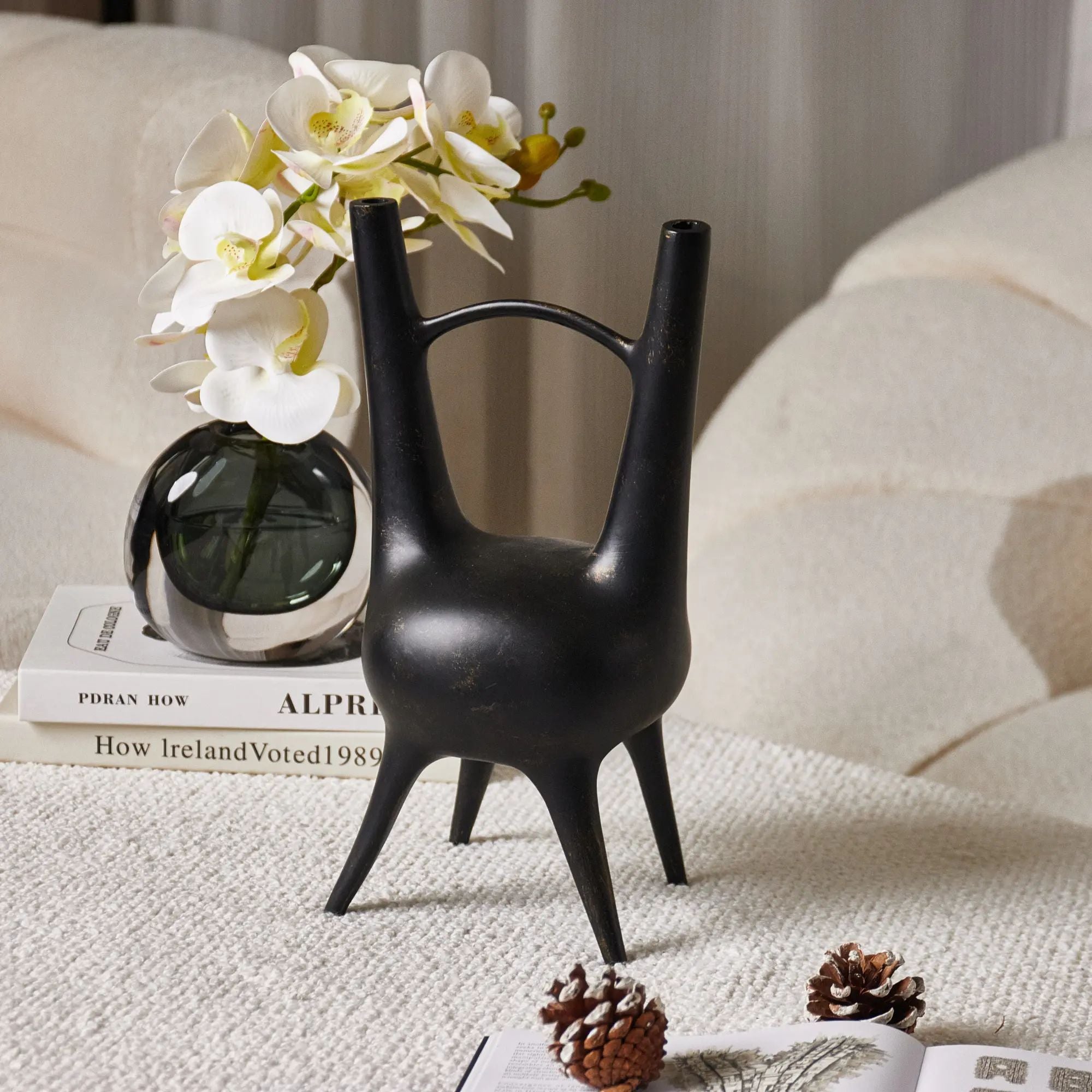 Dekorative-Vase - mit zwei Öffnungen - Vase Langstielige Blumen Bosfor aufgestellt im Interieur