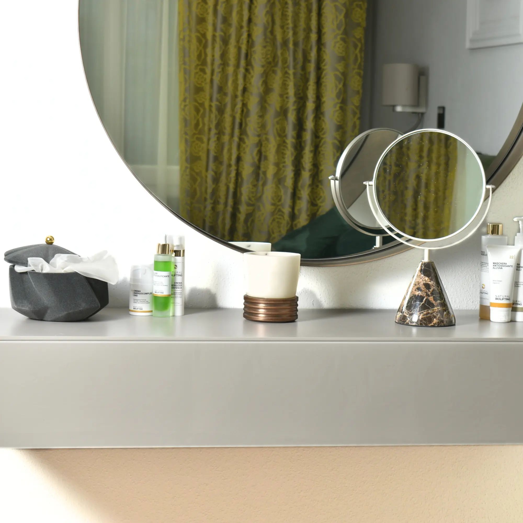 Kosmetikspiegel - drehbar auf Marmorfuß - Edles Schminkspiegel rundes Kosmetikspiegel Reflector Luxe aufgestellt im Interieur