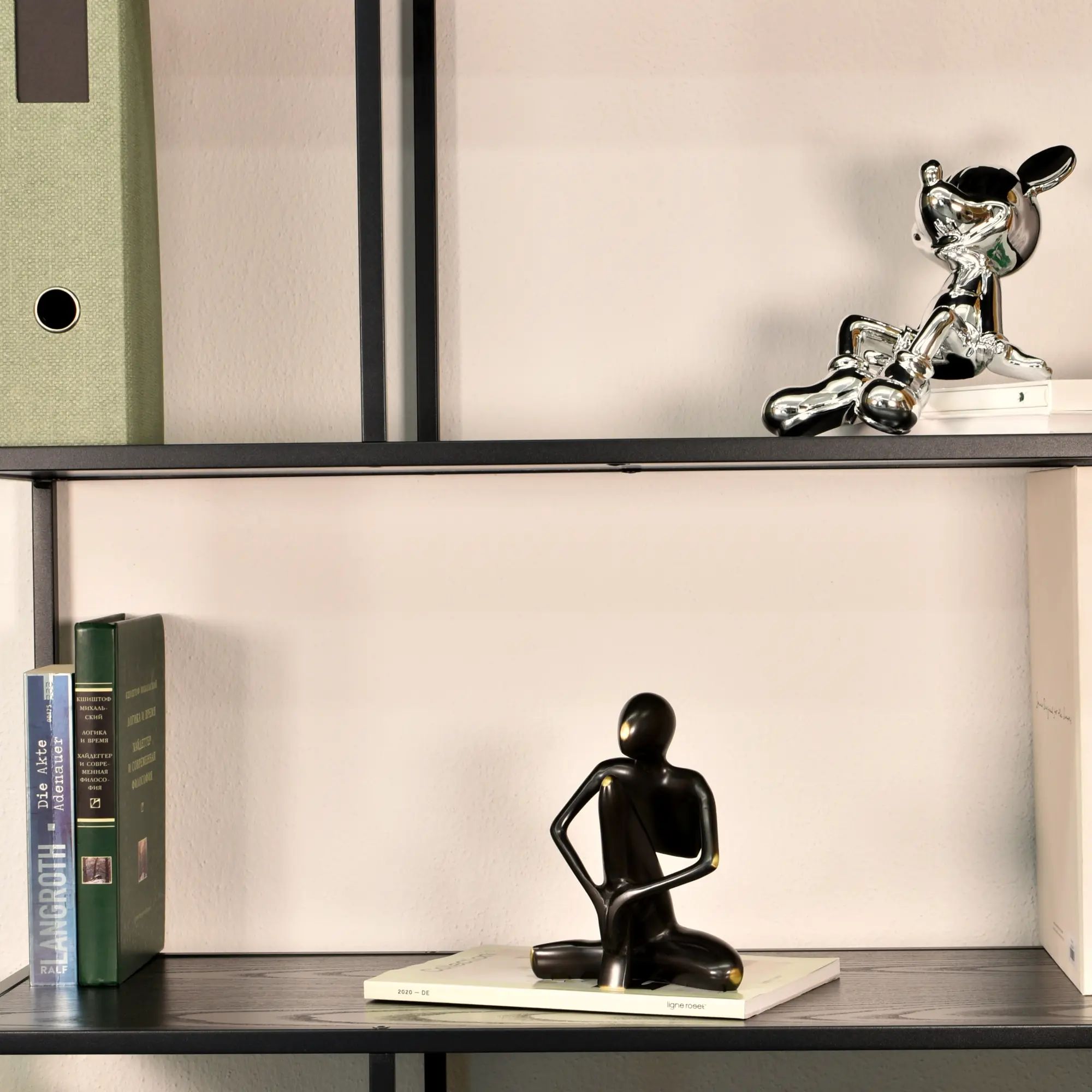 Dekofigur - Abstrakte Denkerfigur - Abstrakte Skulptur Meditative Beobachterfigur Contemplatio aufgestellt im Interieur