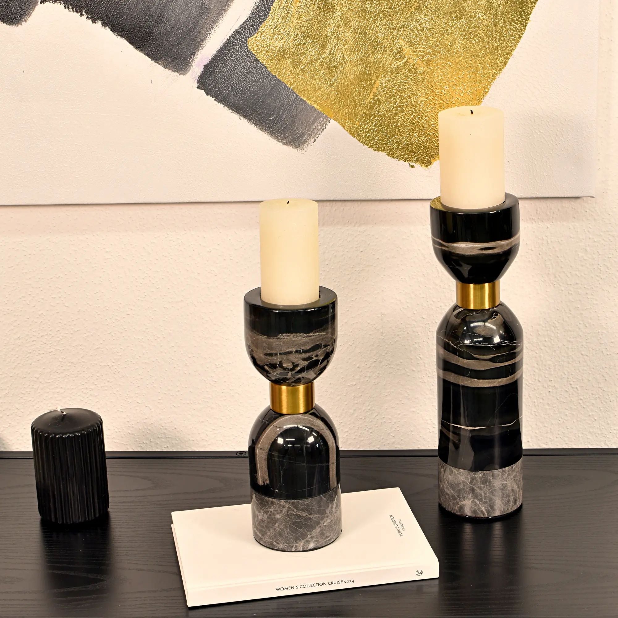 Kerzenständer - Marmor mit Goldakzent - Tischdeko Kerzenhalter edles Kerzenleuchter Obsidian Elegance aufgestellt im Interieur