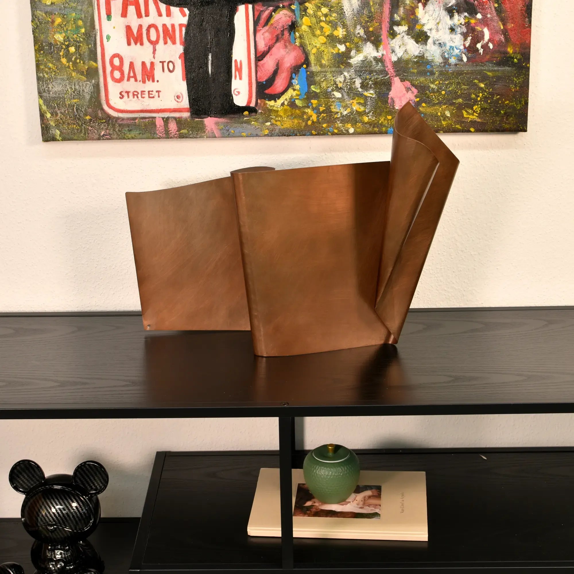 Dekoobjekt - Großformatige Skulptur Wellengeformtes Designobjekt Aera Bronzea aufgestellt im Interieur