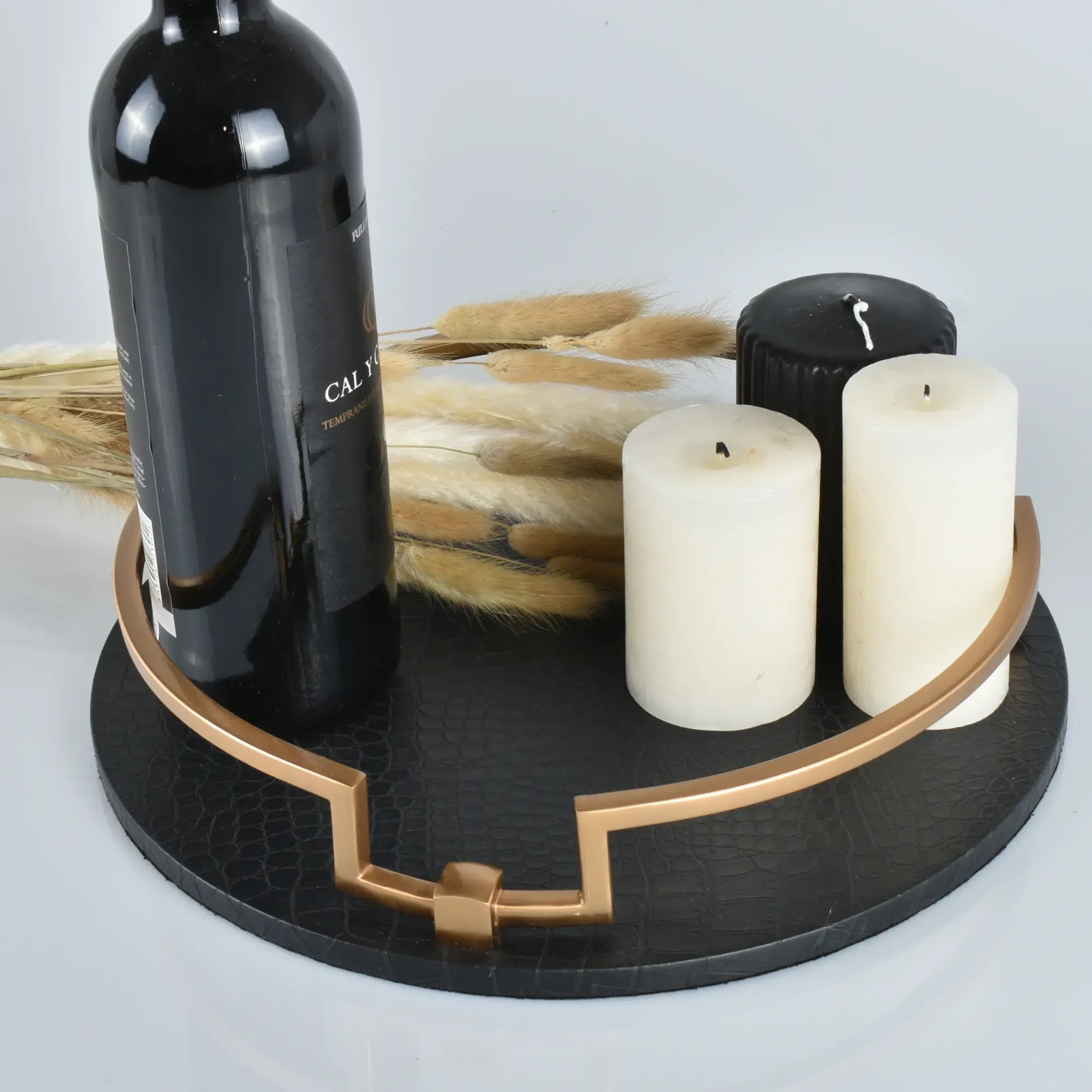 Serviertablett - mit Griff Lederoptik - Dekoratives Tablett rundes Tablett Eclipse Noir aufgestellt im Interieur