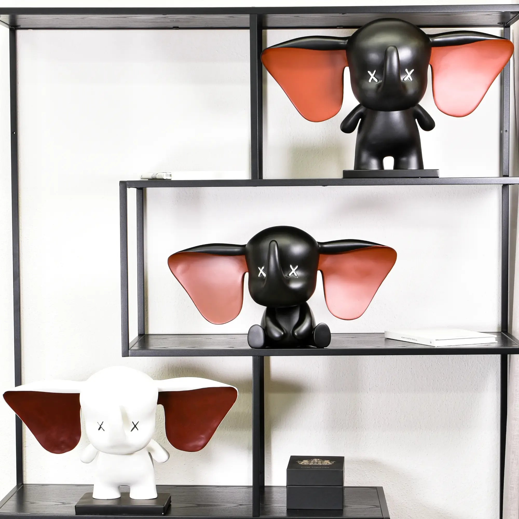 Cartoonfigur - Deko Skulptur Pop‑Art Jumbo Elefant schwarz Abstrakte – Cartoon-Toy – Designdeko Elephas Dumbo aufgestellt im Interieur