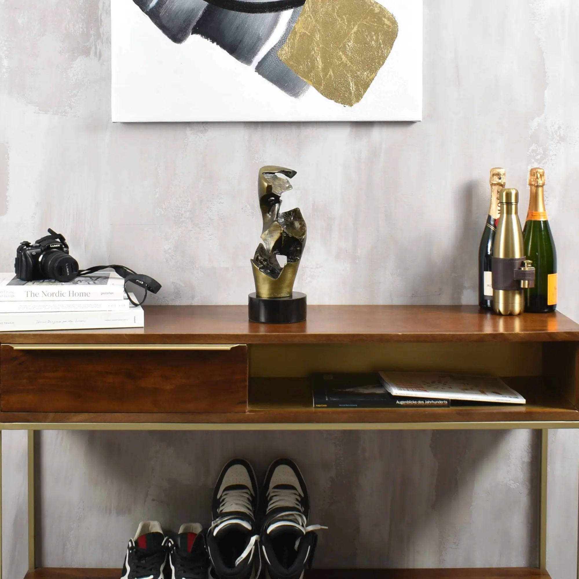 Stahlfigur - Moderne Metallskulptur - Abstraktes Deko-Objekt goldene Skulptur Eclipse aufgestellt im Interieur