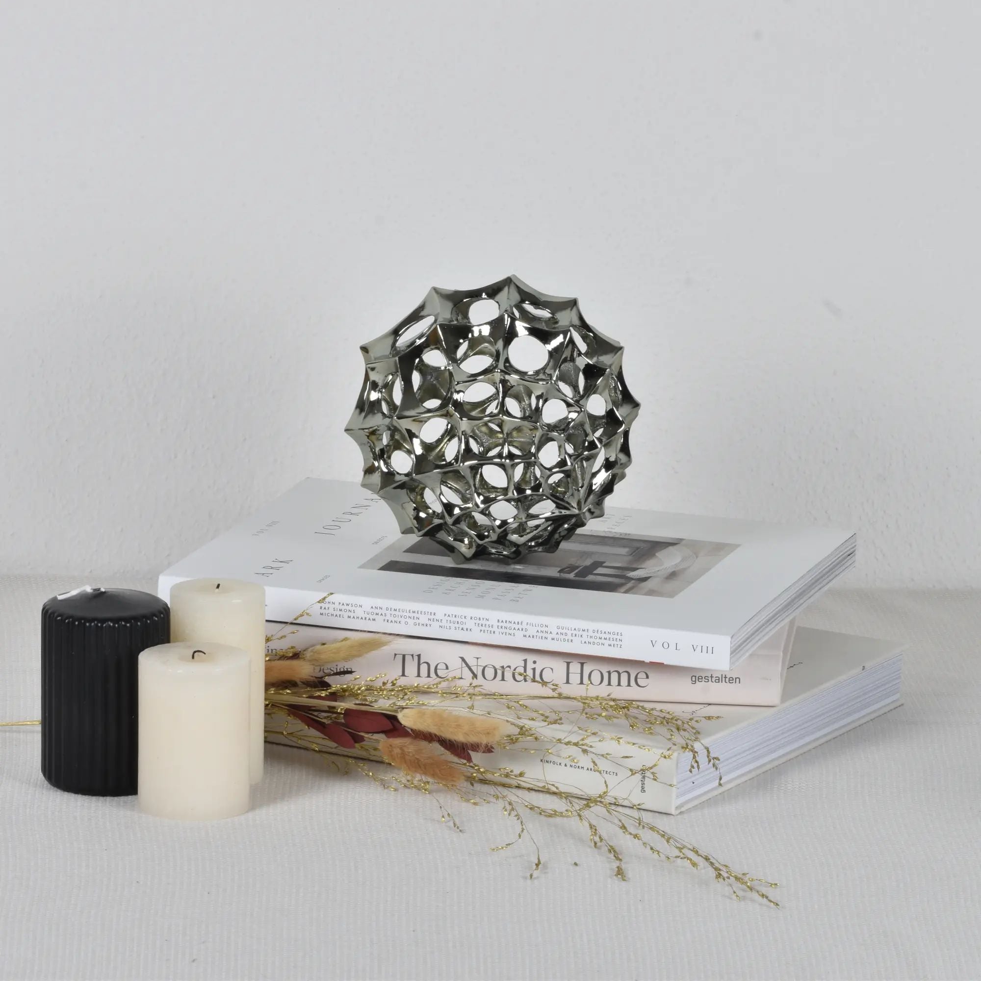Dekokugel - glänzende Spitzform - Abstrake Tischdeko Designerkugel Sphère Argentée aufgestellt im Interieur