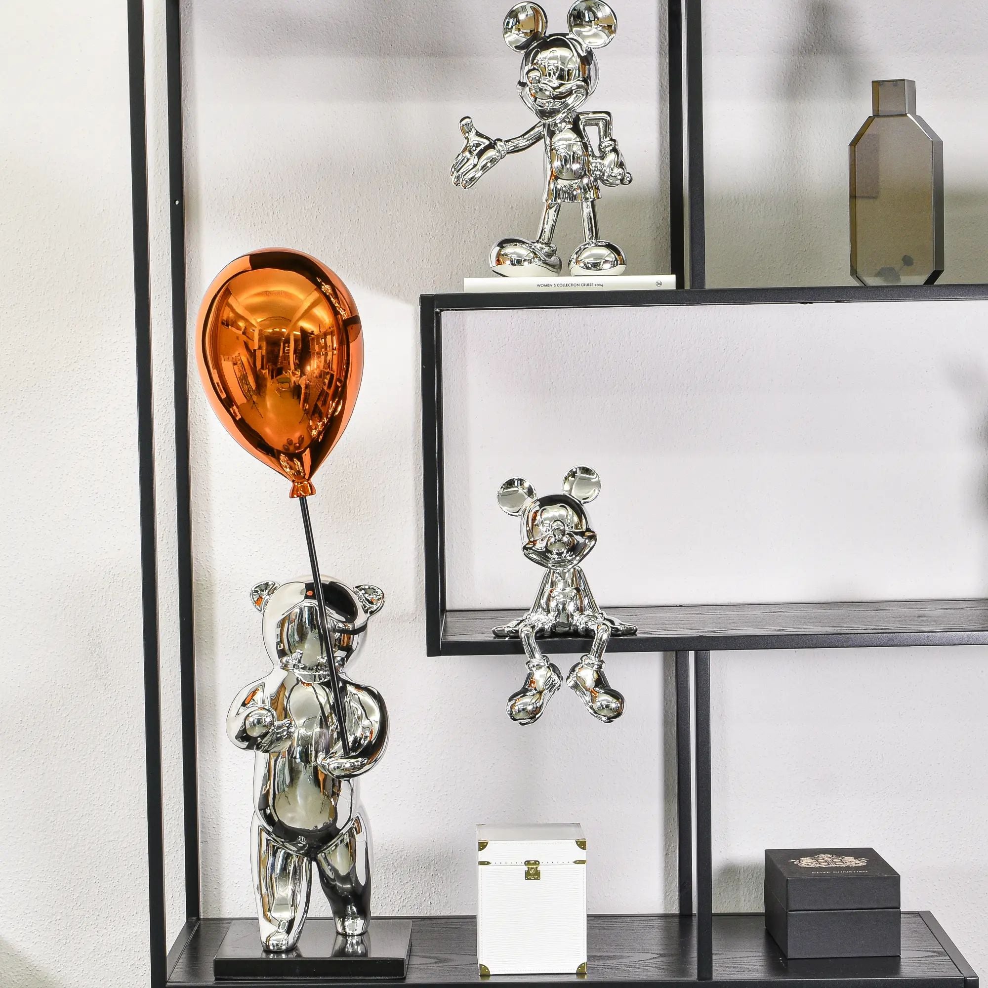 Cartoonfigur - Skulptur – Cartoon Chrom-Bär mit Ballon – Pop-Art Designobjekt Argentum aufgestellt im Interieur