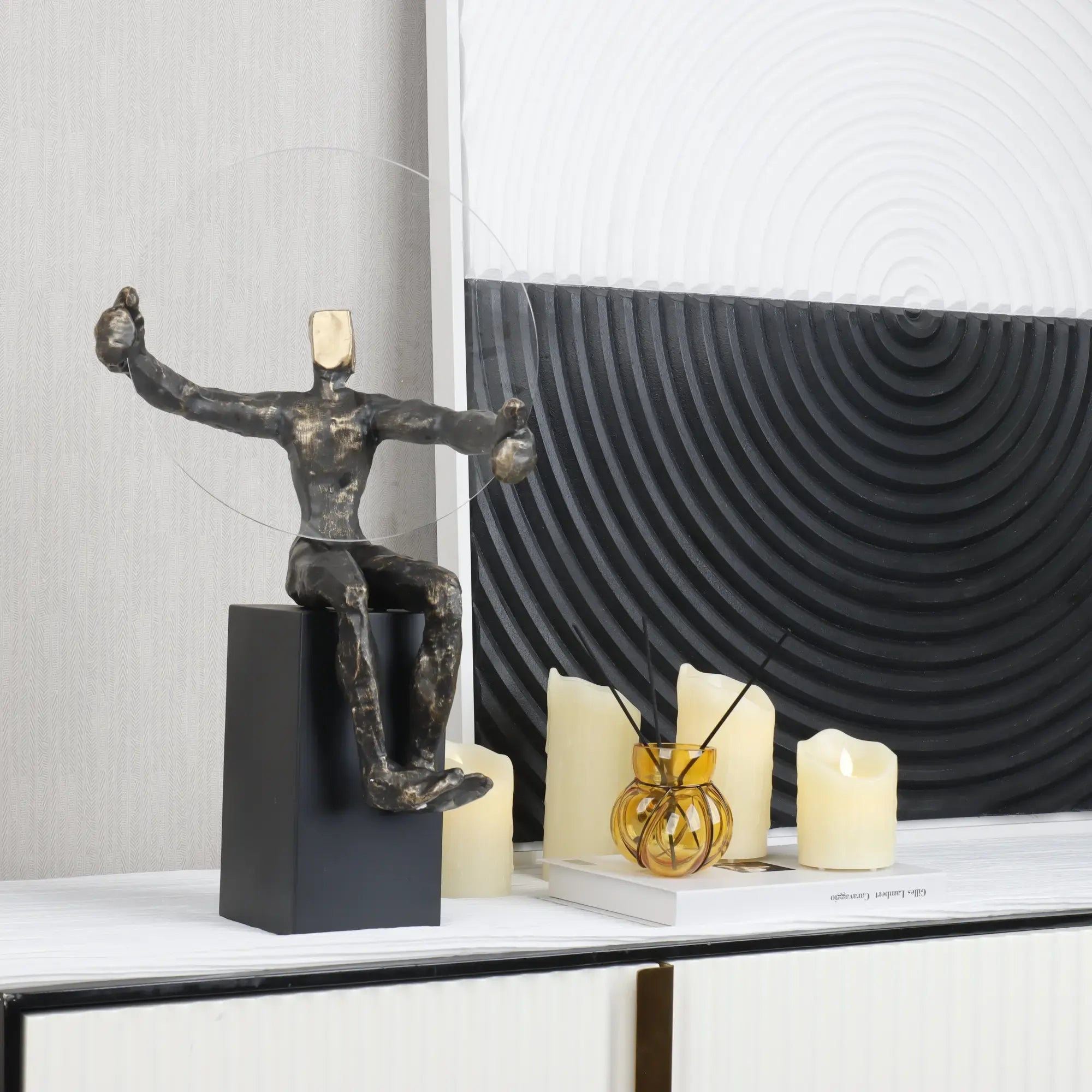 Dekofigur - sitzender Mensch - Sitzende Deko Menschfigur mit Glasscheibe Homme Éthéré aufgestellt im Interieur