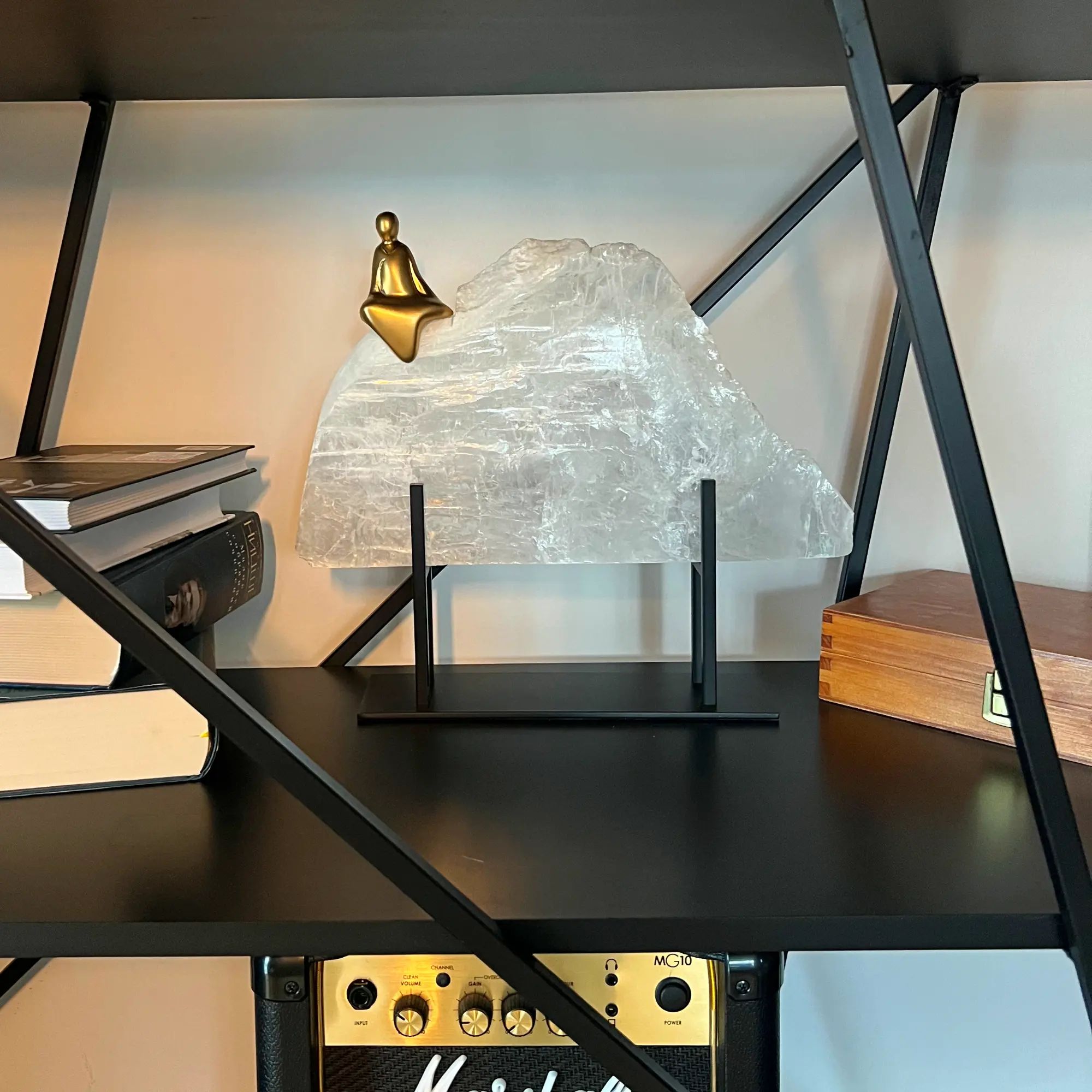 Dekofigur - alabasterähnlich - Deko-Objekt mit Meditationsfigur Berg aufgestellt im Interieur