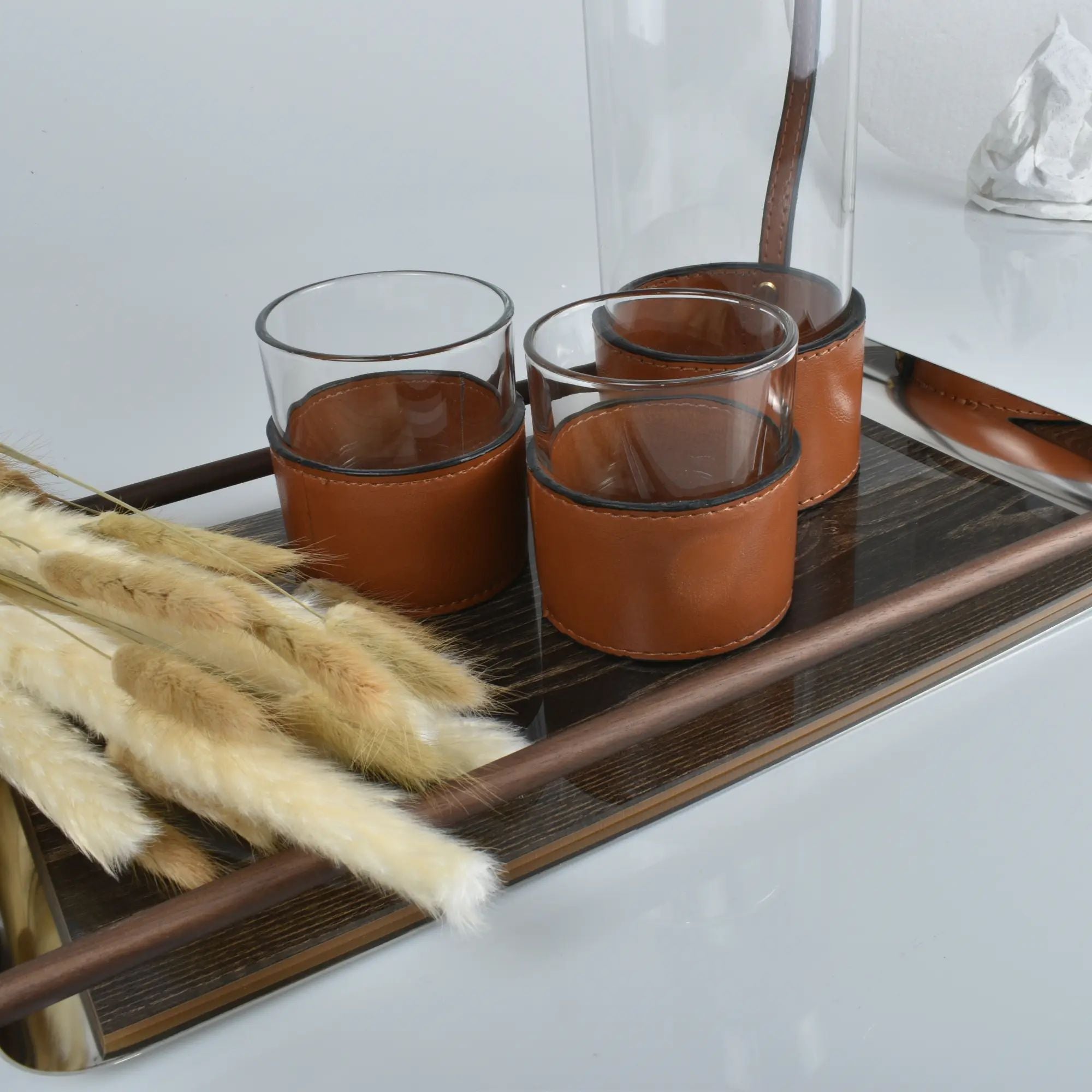 Serviertablett - rechteckig mit Holzgriffen - Holz-Edelstahltablett Deko-Tablett Holzmaserung Tray Perfecta aufgestellt im Interieur